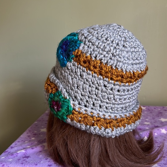 Crochet rolled rim beanie satin yarn medium new - Picture 4 of 6